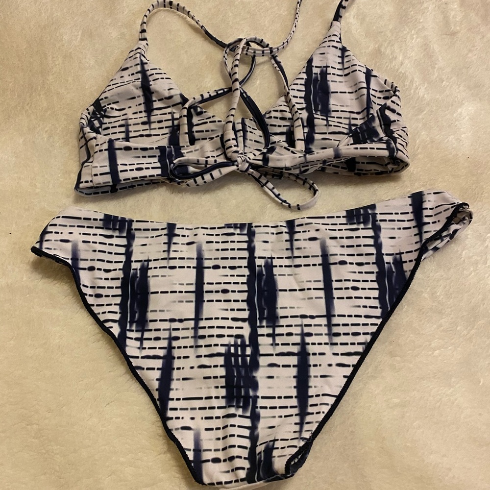 Bikini - Picture 8 of 10